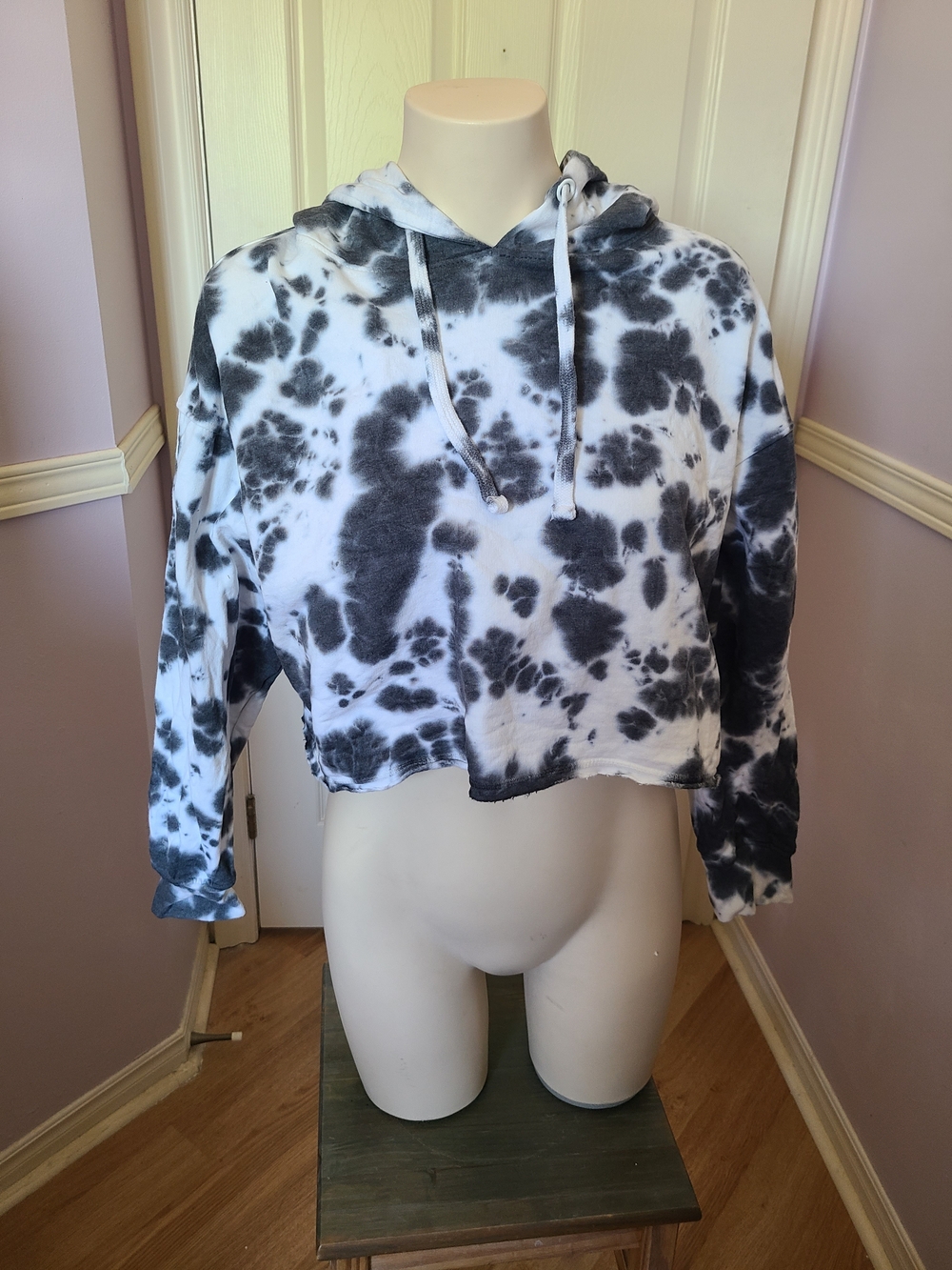 Forever 21 Black & White Tie-Dye Cropped Hoodie